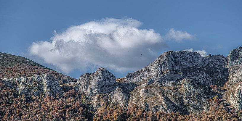 Wolken und Felsen am Rande der Picos de Europa in Nordspanien von Harrie Muis