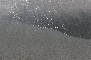 Flüssiger Obsidian und Schaum