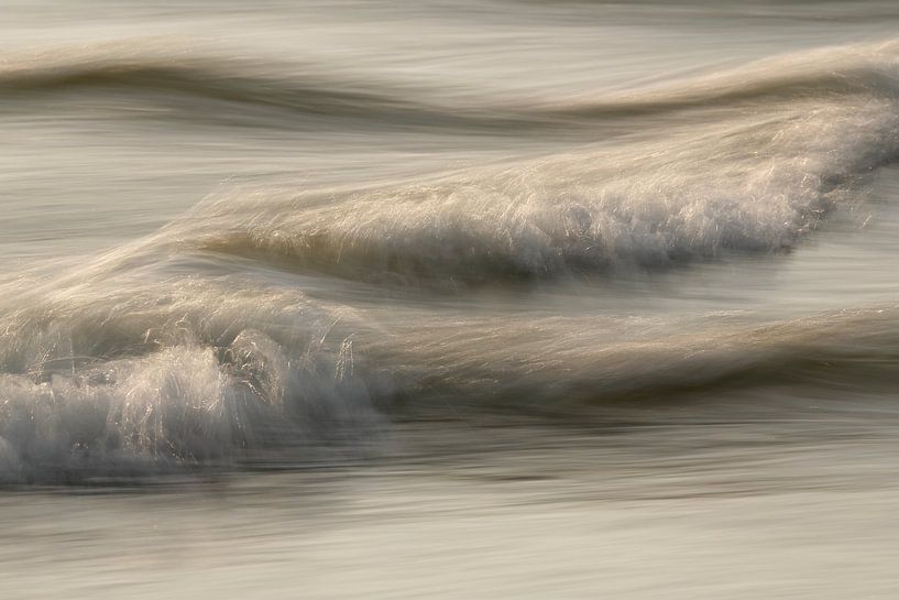 An incoming wave by Ronald Pol