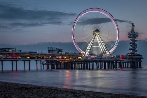 Pier van Scheveningen in de avond.