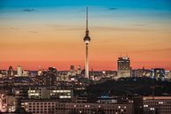 Berlijnse skyline met televisietoren in de avonduren van Jean Claude Castor thumbnail