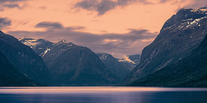 Panorama und Sonnenaufgang über dem Lovatnet, Vestland, Norwegen