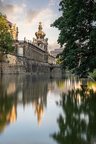 Spiegeling in een vijver in de Dresdener Zwinger in Dresden