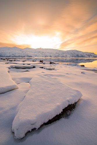 Winter zonsondergang boven een bevroren sneeuwlandschap in Noorwegen