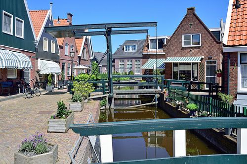 Les canaux ont besoin de ponts pour être traversés