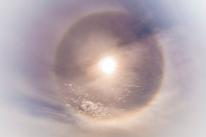 Noordpoolzon met een sterke halo
