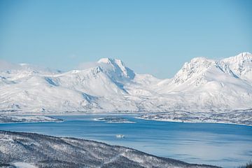 Winterlandschaft mit Fjorden über Tromso Norwegen von Leo Schindzielorz