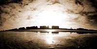 Blick auf den Sonnenstrand mit Reflexionen und Silhouetten von Wolkenkratzern in Sepia