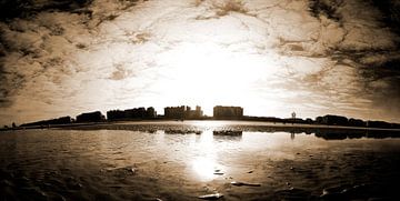 Zonnig Uitzicht op het Strand met Reflecties en Silhouetten van Wolkenkrabbers in Sepia
