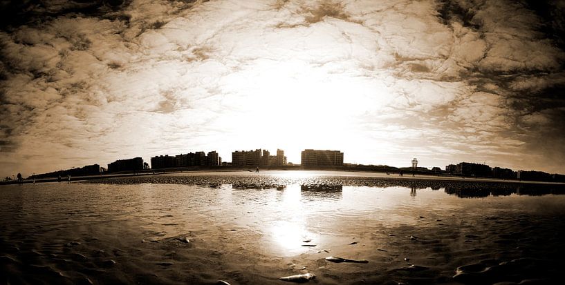 Zonnig Uitzicht op het Strand met Reflecties en Silhouetten van Wolkenkrabbers in Sepia van Youri Mahieu