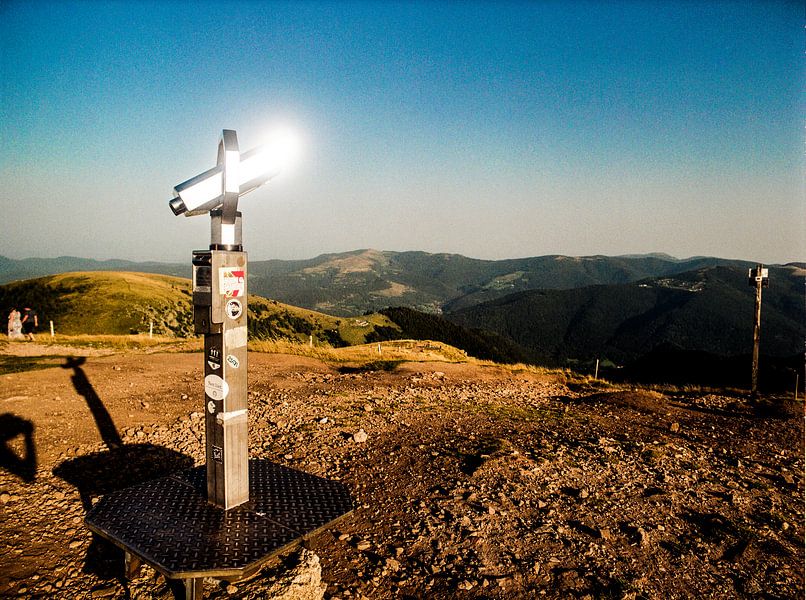 die Sonne wird vom Fernglas auf dem Gipfel eines Berges in den Vogesen zurückgeworfen von Jan Willem de Groot Photography