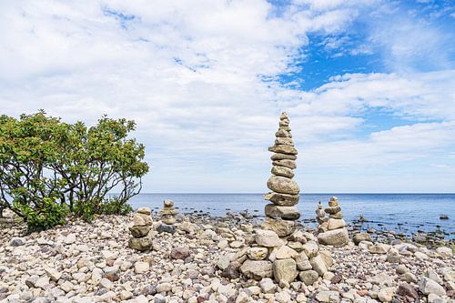 Stenen stapel aan de Oostzeekust op het eiland Öland in Zweden