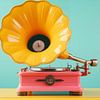 Gramophone rétro rose et jaune de style vintage sur fond bleu aquamarine sur Animaflora PicsStock