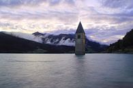 Kirchturm im Reschensee Südtirol van Patrick Lohmüller thumbnail