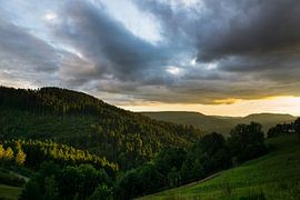 Schwarzwald Deutschland mit spektakulärem Sonnenuntergang und dramatischem Himmel im Herbst von adventure-photos