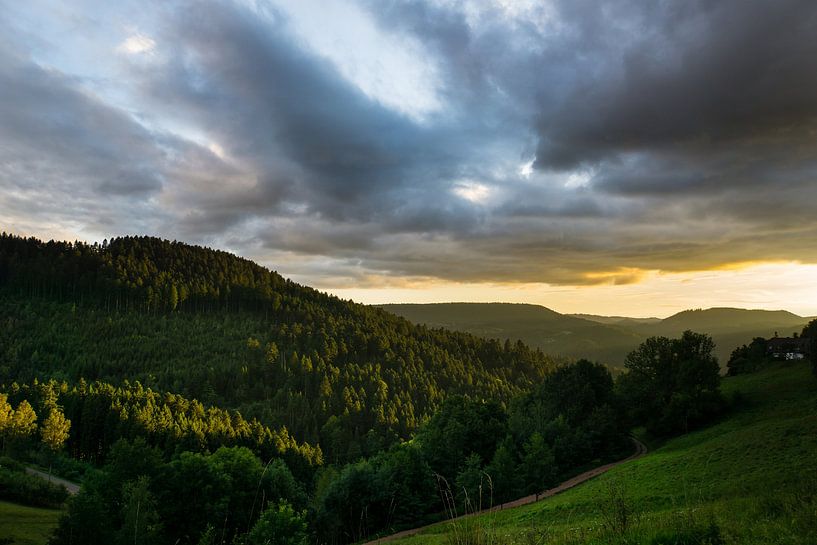 Forêt Noire en Allemagne avec un coucher de soleil spectaculaire et un ciel dramatique en automne par adventure-photos