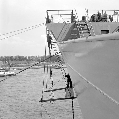 Schilders op de steiger van een schip