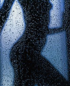 Nackt unter der Dusche