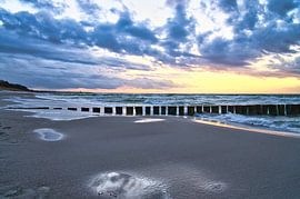 Groyne in Zingst aan de Baltische Zee, die in zee reikt. van Martin Köbsch