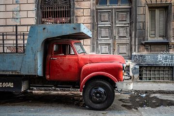 Vintage car in Havana by Thomas Damson