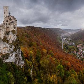 Herbstlicher Glanz der Schlossmauern von Julia Schellig