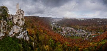 Herbstlicher Glanz der Schlossmauern von Julia Schellig