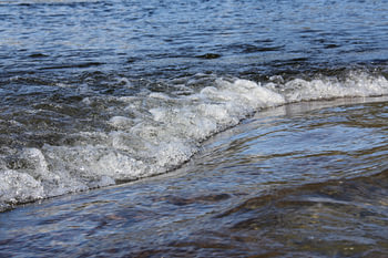 Water stroom terug slag van de golf