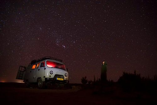 Sprookjesachtige sterrenhemel in de woestijn: het ultieme camperavontuur