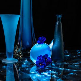 Komposition in Blau mit Glasobjekten und einer Blume. von Ineke Mighorst