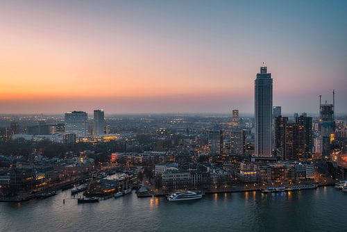La ville de Maasstad au crépuscule
