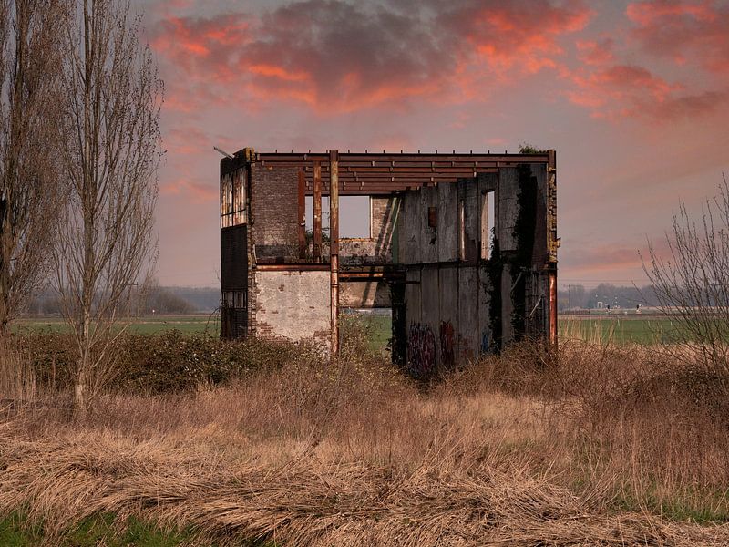 Verlaten industrieel gebouw in surrealistisch landschap van Robin Jongerden