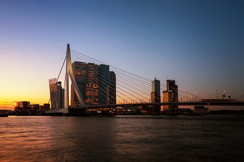 Panorama van de stad Rotterdam en de Erasmusbrug over de Nieuwe Maas bij zonsopkomst