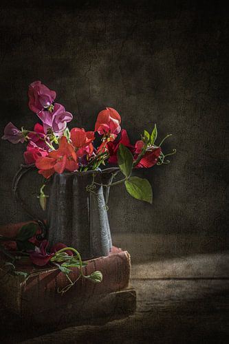 Lathyrus in antieke vaas op oude boeken