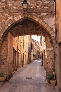 Mittelalterliches Tor in einer Straße eines französischen Dorfes von Bobsphotography