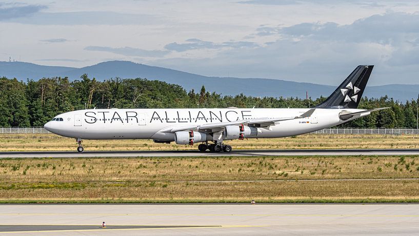 Lufthansa Airbus A340-300 in den Farben der Star Alliance. von Jaap van den Berg