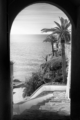 Nerja strand aan de Costa del Sol in zwart en wit