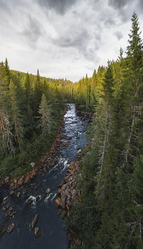 Stimmungsvolles Drohnenfoto des Flusses Fämtan in der Fämtleden-Schlucht bei Ambjörby, Värmland, Schweden