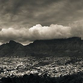 De tafelberg bedekt in een wolkenpak, Kaapstad, Zuid Afrika. van Stef Kuipers