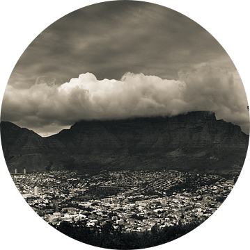 De tafelberg bedekt in een wolkenpak, Kaapstad, Zuid Afrika. van Stef Kuipers