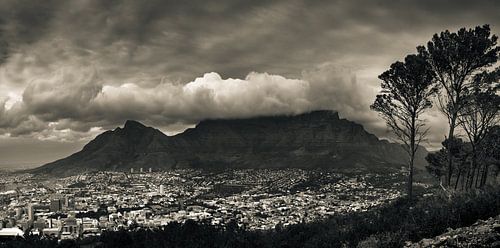 De tafelberg bedekt in een wolkenpak, Kaapstad, Zuid Afrika.