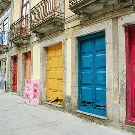 Alte bunte Türen in Porto, Portugal von Carolina Reina