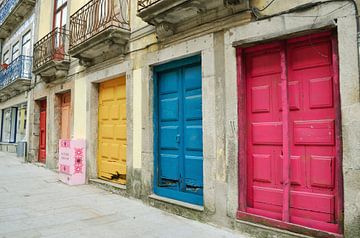 Oude kleurrijke deuren van Porto, Portugal van Carolina Reina