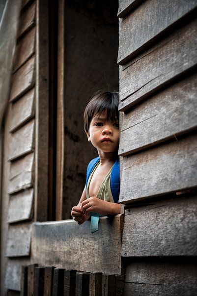 Enfants dans une maison longue 5 par Andre Kivits