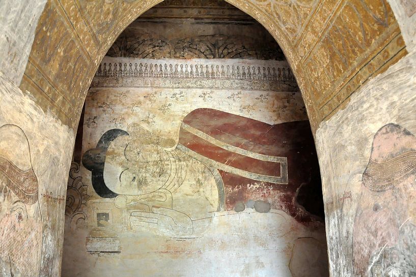 Ancienne peinture murale d'un Bouddha allongé par Affect Fotografie