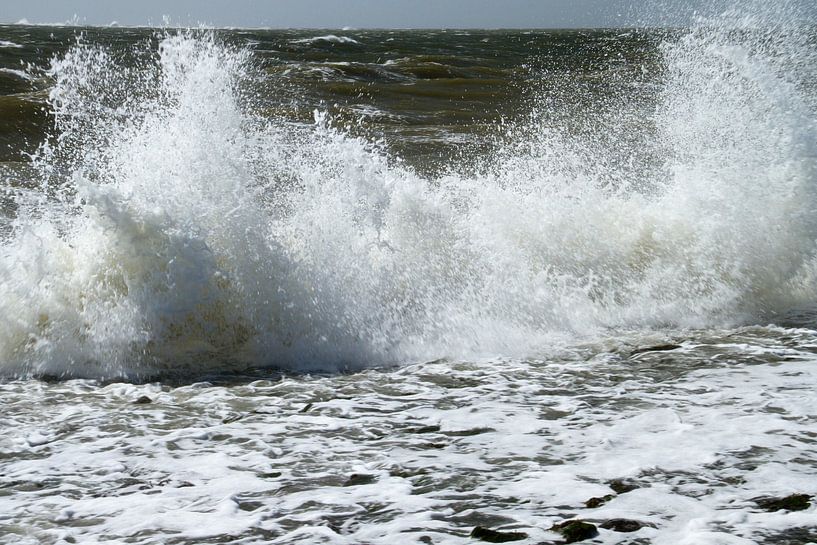 Opspattende golven tijdens een storm op de noordzee kust by Abra van Vossen