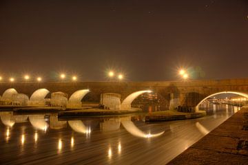 Stenen brug naar Regensburg bij nacht van Roith Fotografie