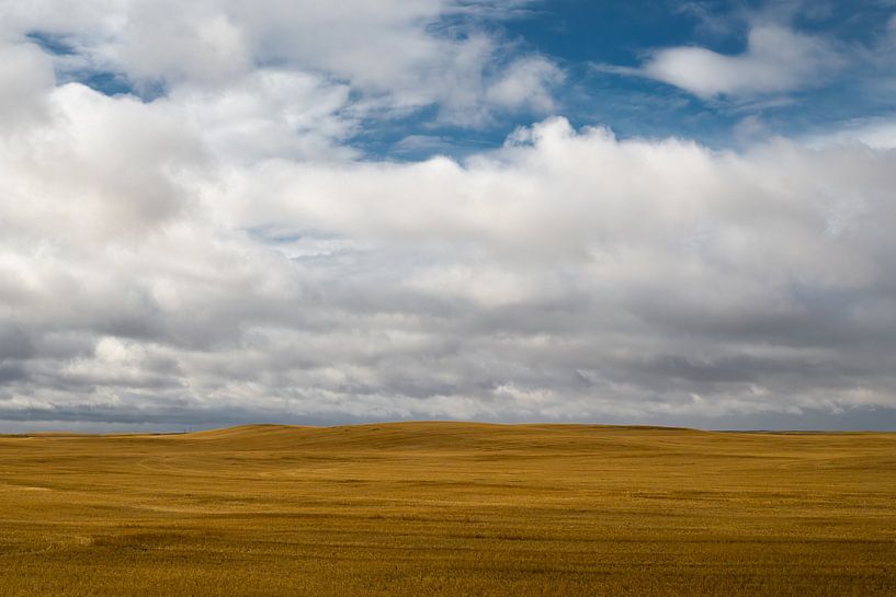 Wolken boven de eindeloze prairies in Canada van Christiaan Poot