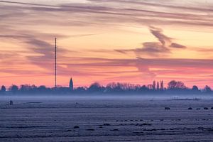 Roze lucht boven de bevroren polder