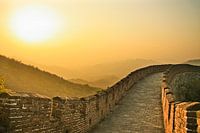 Zonsondergang op de grote muur van China, de lucht is verzadigd met smog - een rode zonsondergang