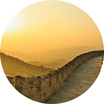 Zonsondergang op de grote muur van China, de lucht is verzadigd met smog - een rode zonsondergang van Michael Semenov